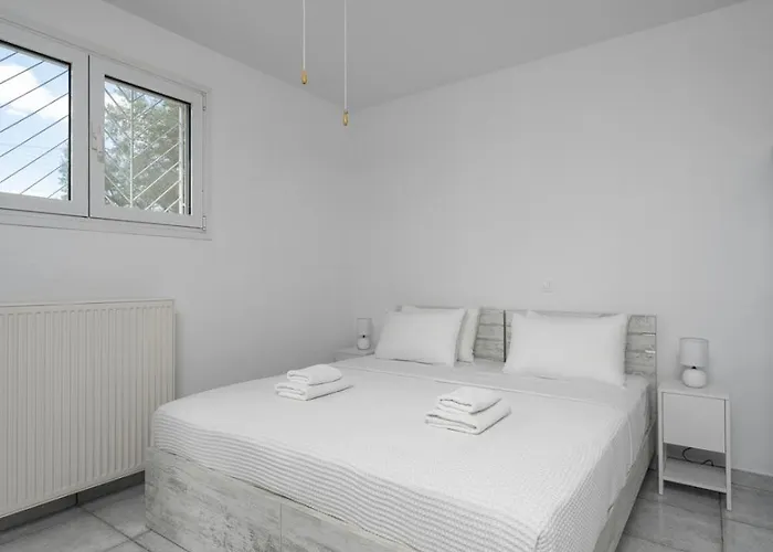 By Luxlikehome Willa Paliouri