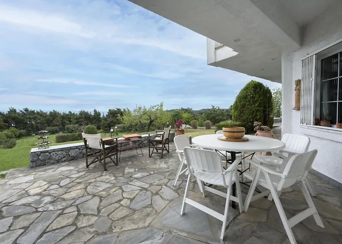 By Luxlikehome Willa Paliouri